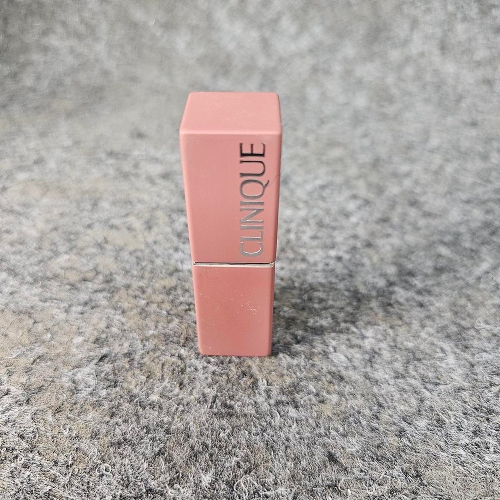 The Clinique Even Better Pop Lip Colour Foundation in the shade 09 Tulle